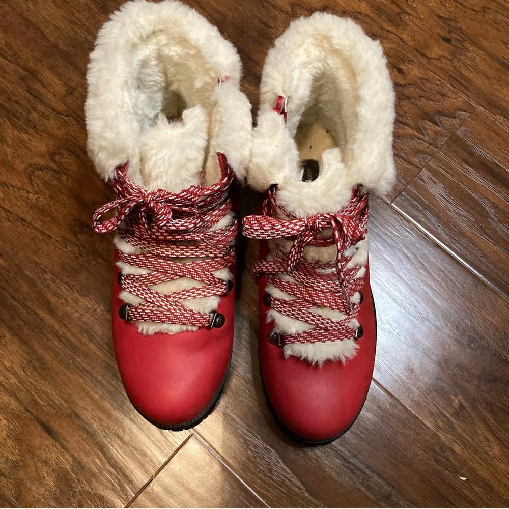 Comfortview Women's Size 7 The Arctic Bootie Red Snow Boots Faux Fur Zip Lace